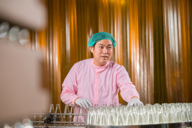 在概念食品行业的工厂食品质量控制和检查生产线饮料罐车的工人图片下载