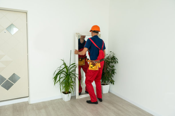 在墙上装镜子的人图片下载