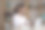 西班牙裔女性坐在办公桌前，戴着耳机，用笔记本电脑工作图片下载