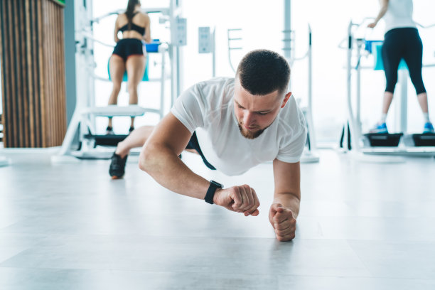 强壮的运动员在健身房做平板支撑图片下载