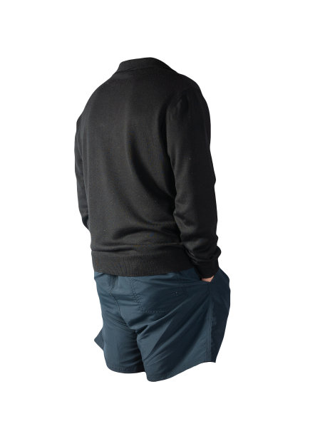 针织毛衣和短裤孤立在白色背景。每天穿的衣服图片下载