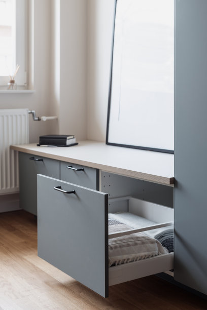 打开木制抽屉，床单放在橱柜里，模型放在墙上图片下载