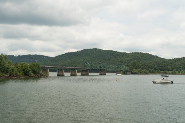 佐治亚州的贝瑟尼大桥和阿拉图纳湖图片下载