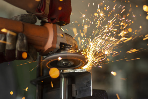 磨削钢。磨床的鱼子酱。圆锯。磁盘高速旋转。火从金属。图片下载