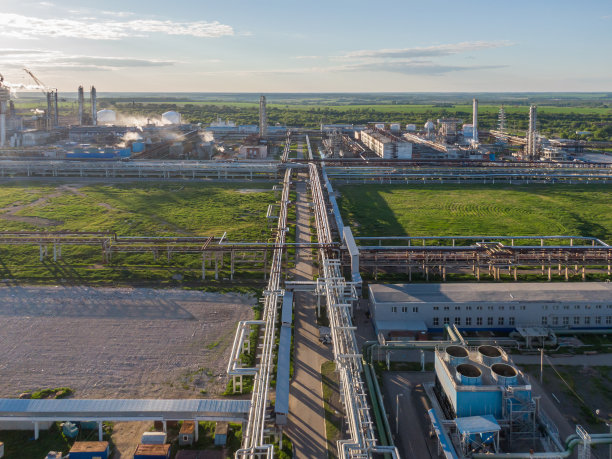 大型化工厂管道系统鸟瞰图。图片下载