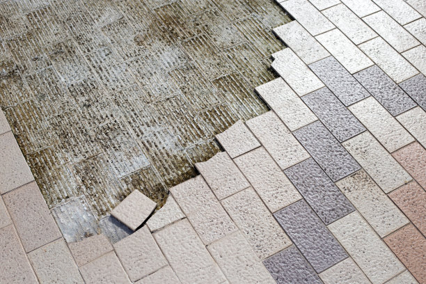 水泥地上的棕色瓷砖有裂缝图片下载