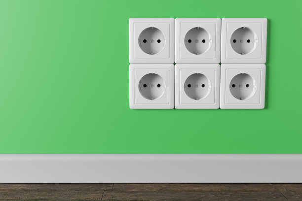 在公寓的墙上有一个电源插座。图片下载