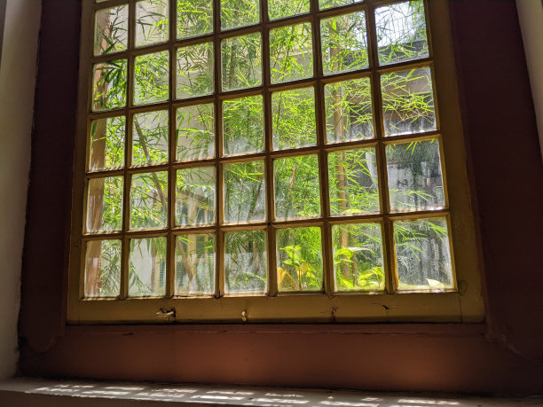 照片纹理木窗与复古的内饰在传统餐厅。图片下载
