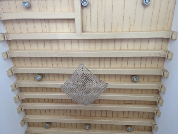 带有复古氛围的户外区域餐厅的室内照片。图片下载