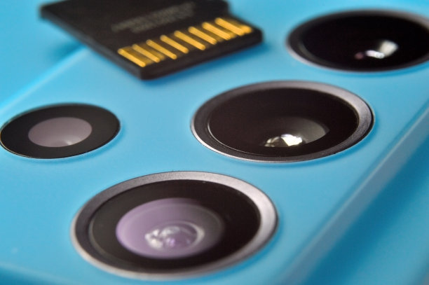 Micro sd卡放在智能手机摄像头的块上。特写镜头。图片下载
