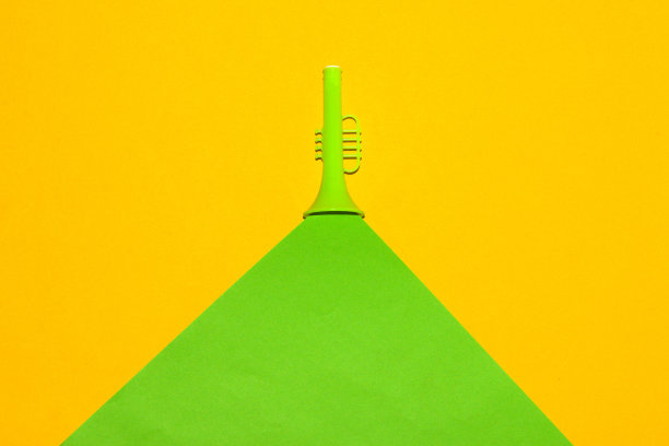 绿色小号与绿色波浪切割黄色背景，创意艺术设计，按暂停图片下载