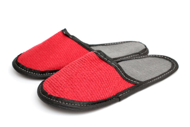 红色的纺织拖鞋，灰色的鞋垫，白色背景的家用拖鞋，家居服图片下载