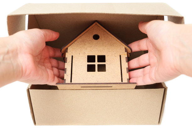 从运输箱里拿出木制玩具屋图片下载