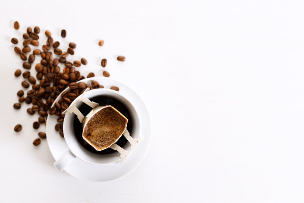 咖啡滴袋和咖啡豆。图片下载