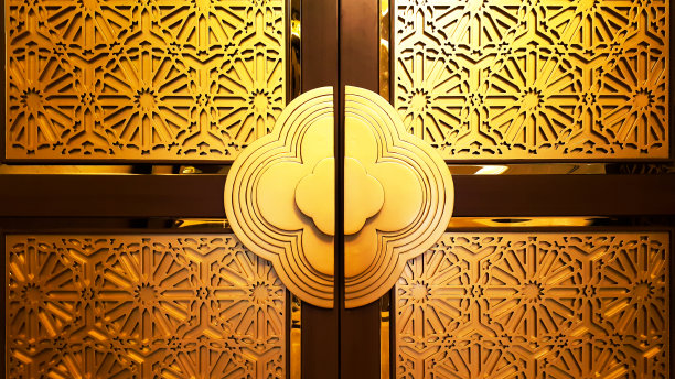 门的传统复古细节，阿拉贝斯克金色。图片下载