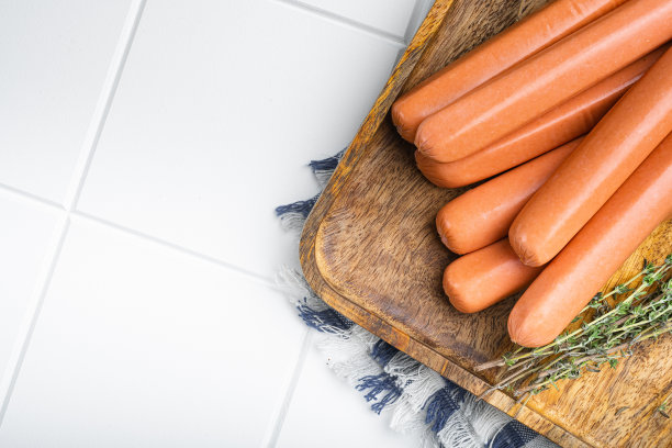 德国生法兰克福香肠，在白色瓷砖方格桌子背景，俯视图平铺，文本拷贝空间图片下载