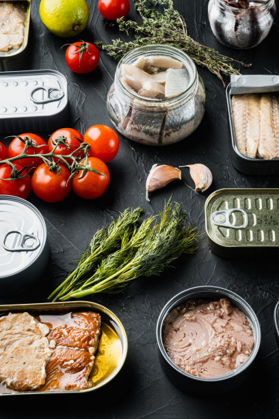 鱼罐头，美国顶级蜜饯，黑色底色，配上香草和配料图片下载