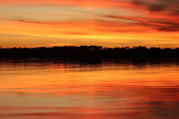 橙色的云湖图片下载