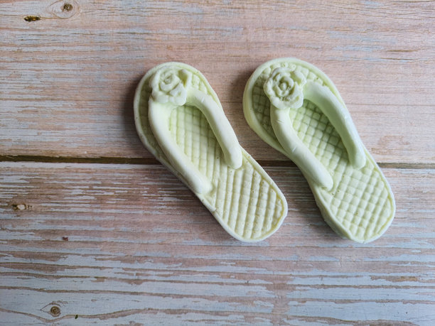 一双迷你白色人字拖。图片下载