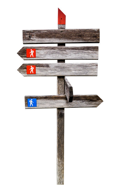 白色的木制旅游路线路标图片下载