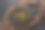 黑色木质背景上的黑色和绿色橄榄。图片下载