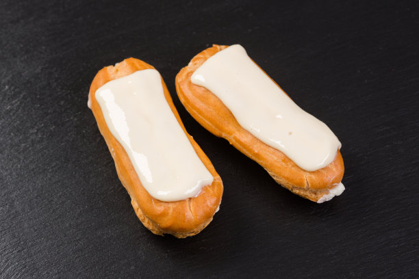 白色奶油泡芙，黑色背景。图片下载