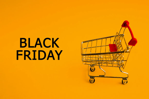 购物车和橙色背景上的“黑色星期五”字样。买卖主题。图片下载