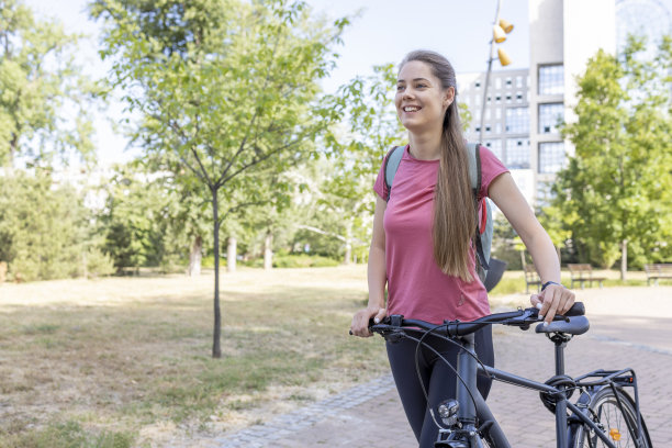 推自行车的年轻女子图片下载