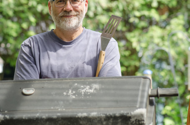 烧烤背后成熟男人的头像图片下载