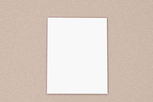 纸板背景上的空白纸的高角度视图。图片下载