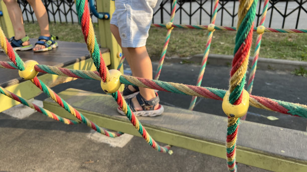 运动模拟器上的儿童腿图片下载