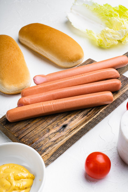 德国香肠香肠，在白色的石头桌子背景图片下载