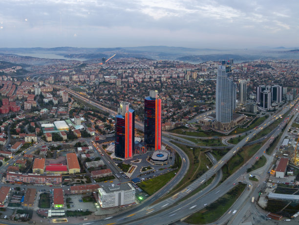 鸟瞰伊斯坦布尔的摩天大楼，伊斯坦布尔是一个大城市。图片下载