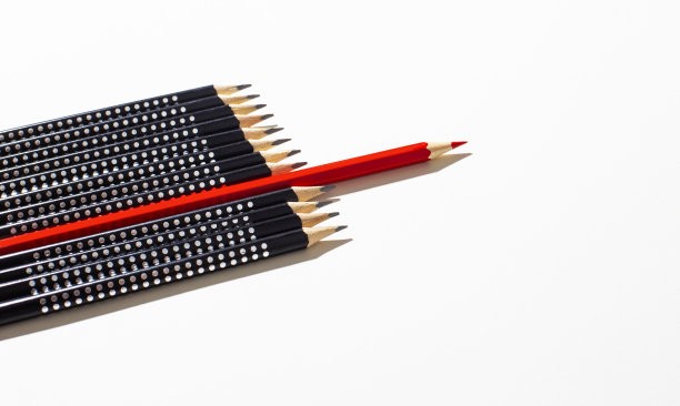 红铅笔在黑铅笔中占主导地位。众多同类的领袖。独立、战略、跳出固有思维的概念。图片下载