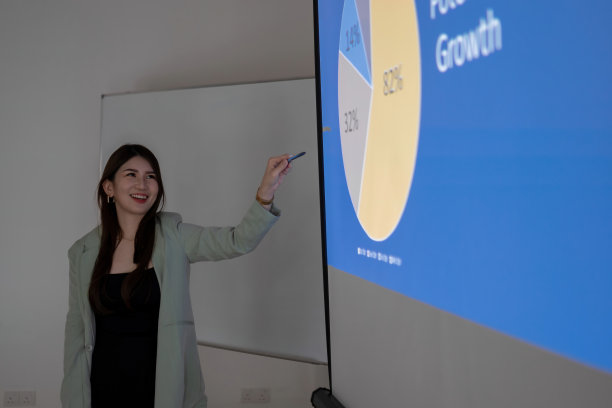 亚洲女商人在会议室展示图表图片下载