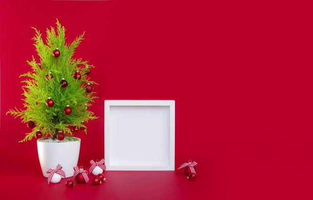 新年的布局，红色的背景是一棵圣诞树，白色的框架为文字图片下载