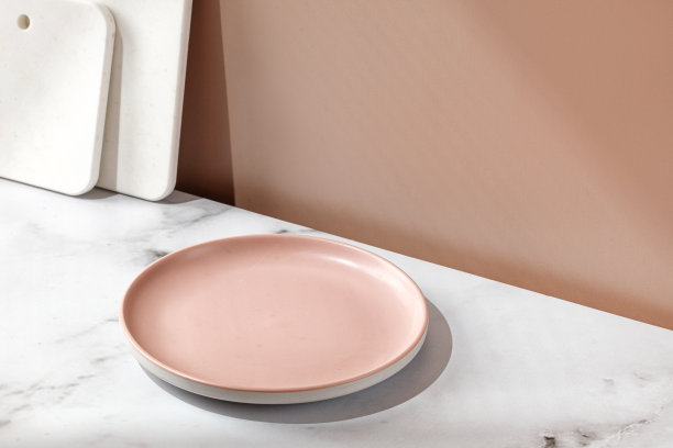 夏天的静物场景用空白的粉红色板、大理石板。带有窗影的生态极简主义模型。图片下载