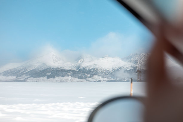 侧视图从斯洛伐克塔特拉斯山的汽车图片下载