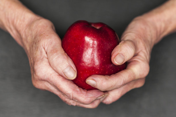 手拿着一个红苹果图片下载