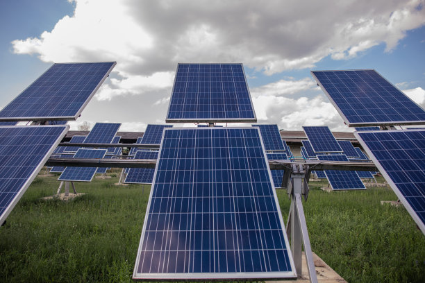 夏季草地上太阳能发电站的细节图片下载