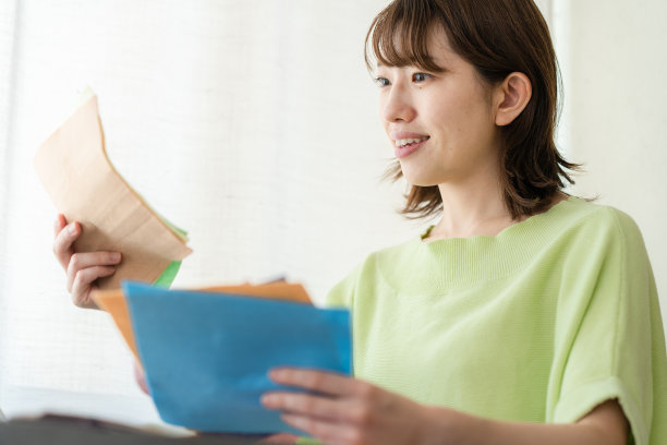 检查一块布的女人图片下载