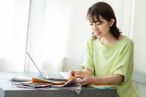 检查一块布的女人图片下载