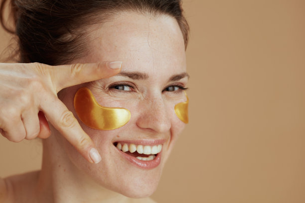 带着眼罩的微笑女人图片下载