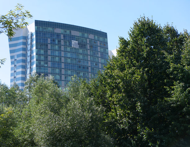 风帆办公大楼的边缘在干燥晴朗的夏日图片下载