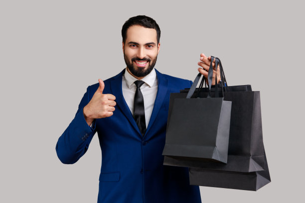 满意地拿着纸袋，竖起大拇指，露出露齿的微笑，购物和打折图片下载