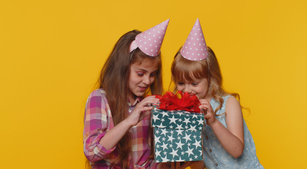 快乐的孩子姐妹女孩兄弟姐妹朋友孩子庆祝生日派对打开礼物盒礼物图片下载
