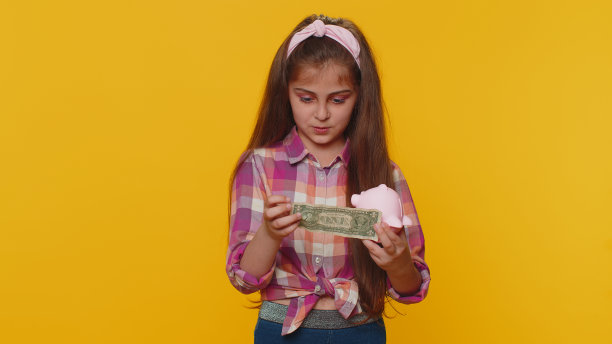 可怜的小女孩抱着储蓄罐和一元钞票，金融危机，破产，贫穷图片下载