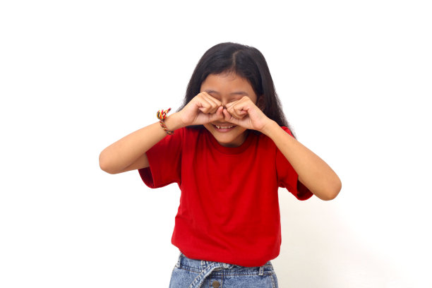 悲伤的亚洲小女孩站着哭泣。孤立在白色背景上图片下载