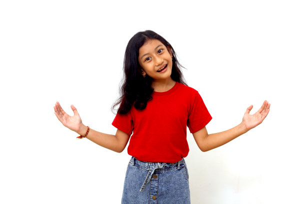 快乐的亚洲小女孩站在欢迎的手势。孤立在白色背景上图片下载