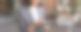 快乐的职业女性站在户外用电子平板电脑做笔记。图片下载